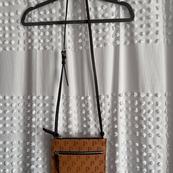 Dooney & Bourke Brown Embossed Crossbody Bag Pittsburgh Pirates Baseball MLB NWT - Picture 2 of 4